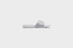 WMNS Nike Victori One Slide Print (White/Metallic Gold-Wolf Grey) 12 WMNS Nike Victori One Slide Print (White/Metallic Gold-Wolf Grey) -Street Sneaker Shop NikeWVictoriOne White WolfGrey PurePlatinum MetallicGold CN9676 1034