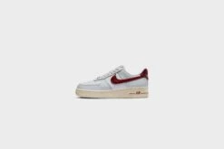 WMNS Nike Air Force 1 โ07 SE (Photon Dust/Team Red)