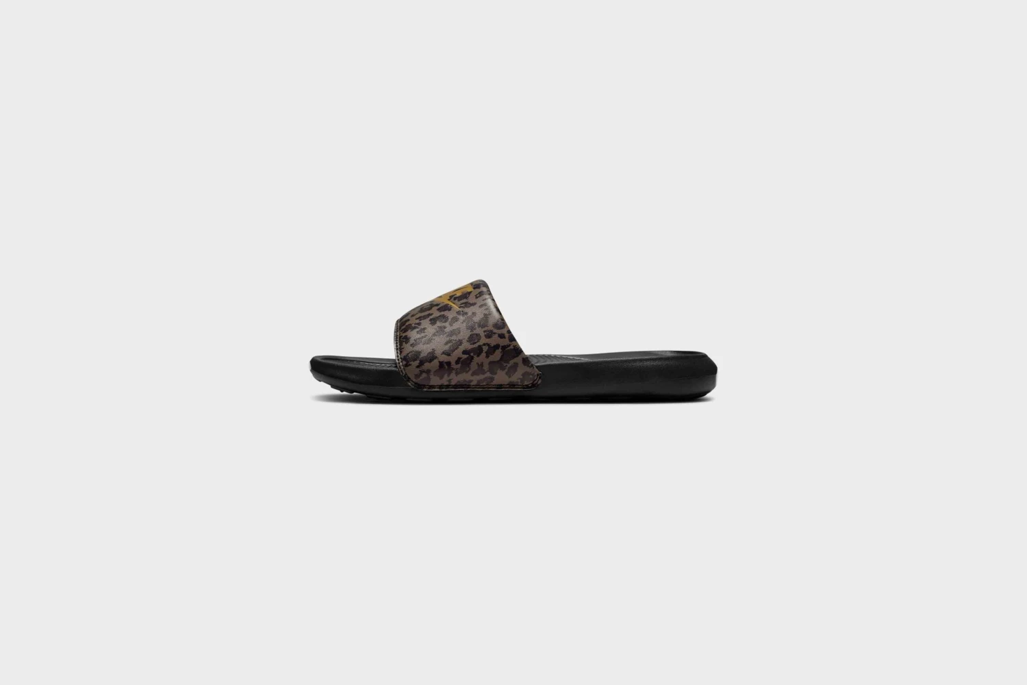 WMNS Nike Victori One Slide Print (Archaeo Brown/Metallic Gold) 3 WMNS Nike Victori One Slide Print (Archaeo Brown/Metallic Gold)